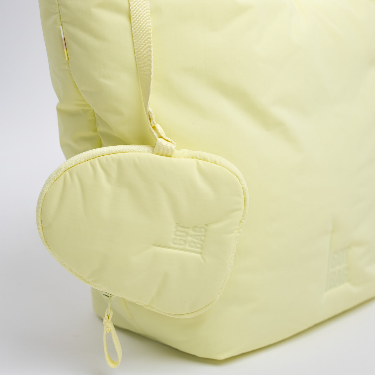 CLOUD TOTE BAG Tasche in sea lemon (zartes Pastellgelb) als Detailaufnahme.