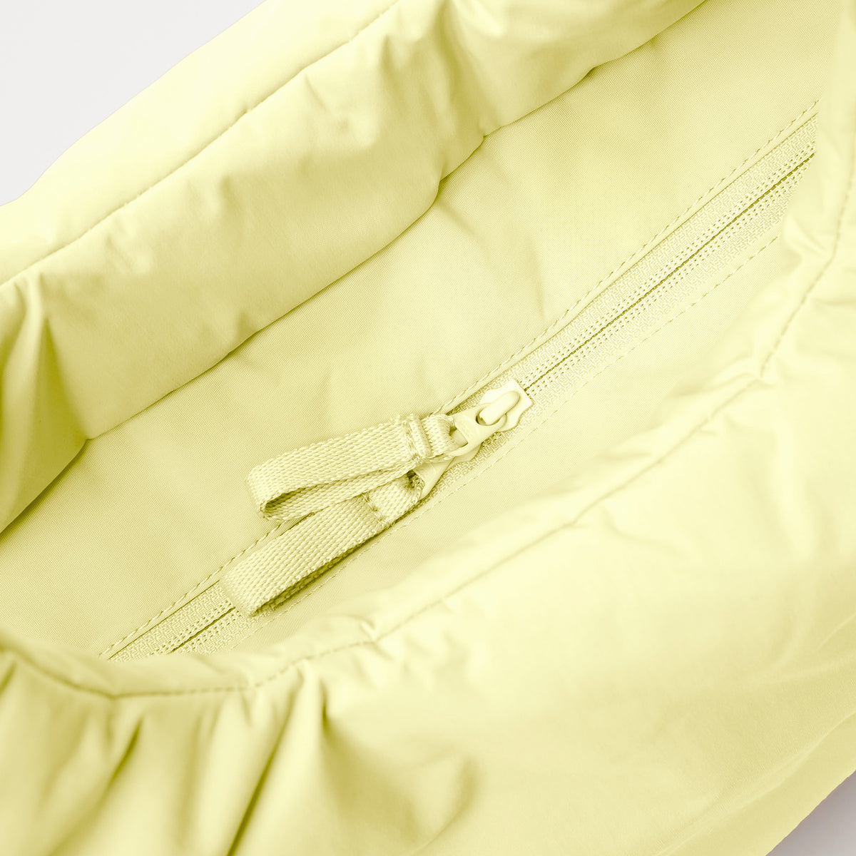 CLOUD TOTE BAG Tasche in sea lemon (zartes Pastellgelb) als Detailaufnahme.