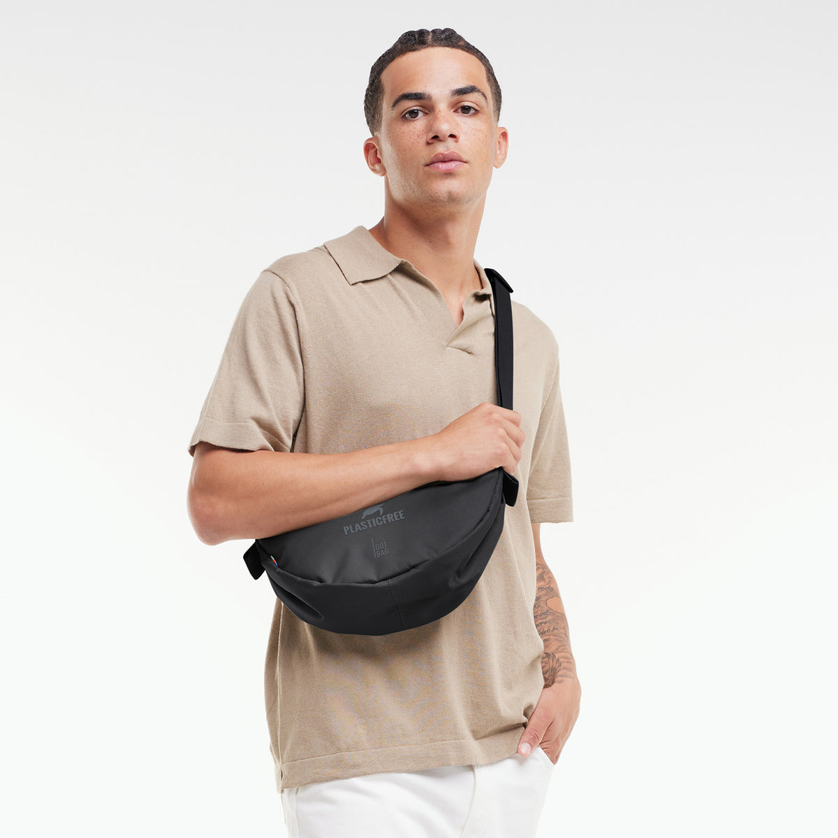 MOON BAG SMALL Tasche in black (Schwarz) von einem Mann crossbody getragen.