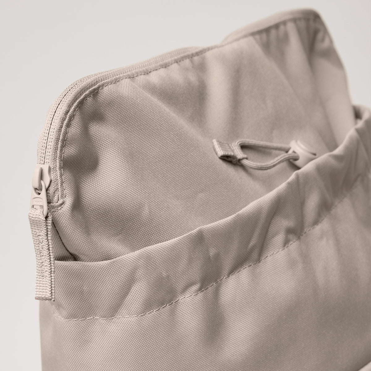 BARREL PACK Rucksack in scallop (helles Beige) als Detailaufnahme.