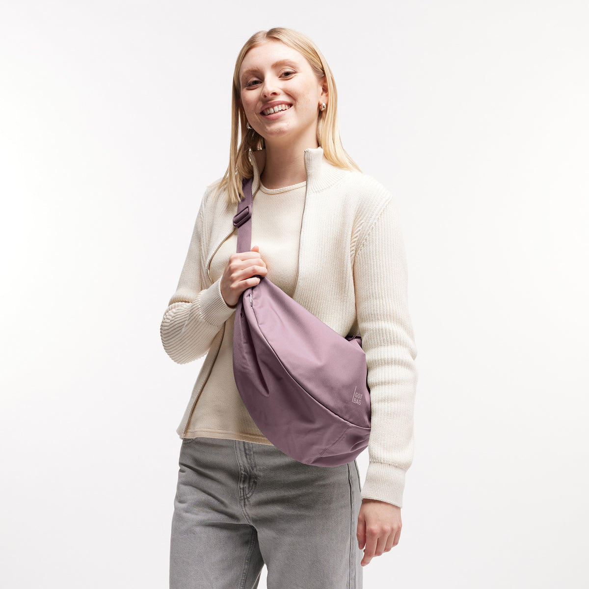 MOON BAG LARGE Tasche in calamary (Altrosa) von einer Frau crossbody getragen.