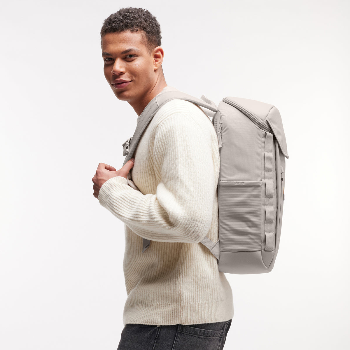 PRO PACK Monochrome Edition Rucksack in clam (helles, warmes Grau) von einem Mann auf dem Rücken getragen.