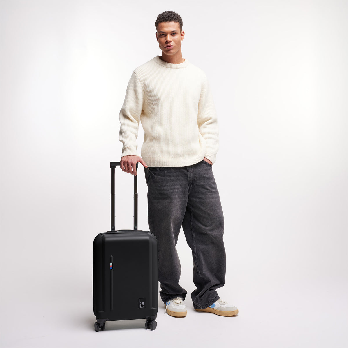RE-SHELL CABIN 3.0 Koffer in black (Schwarz) von einem Mann in der Hand gehalten.