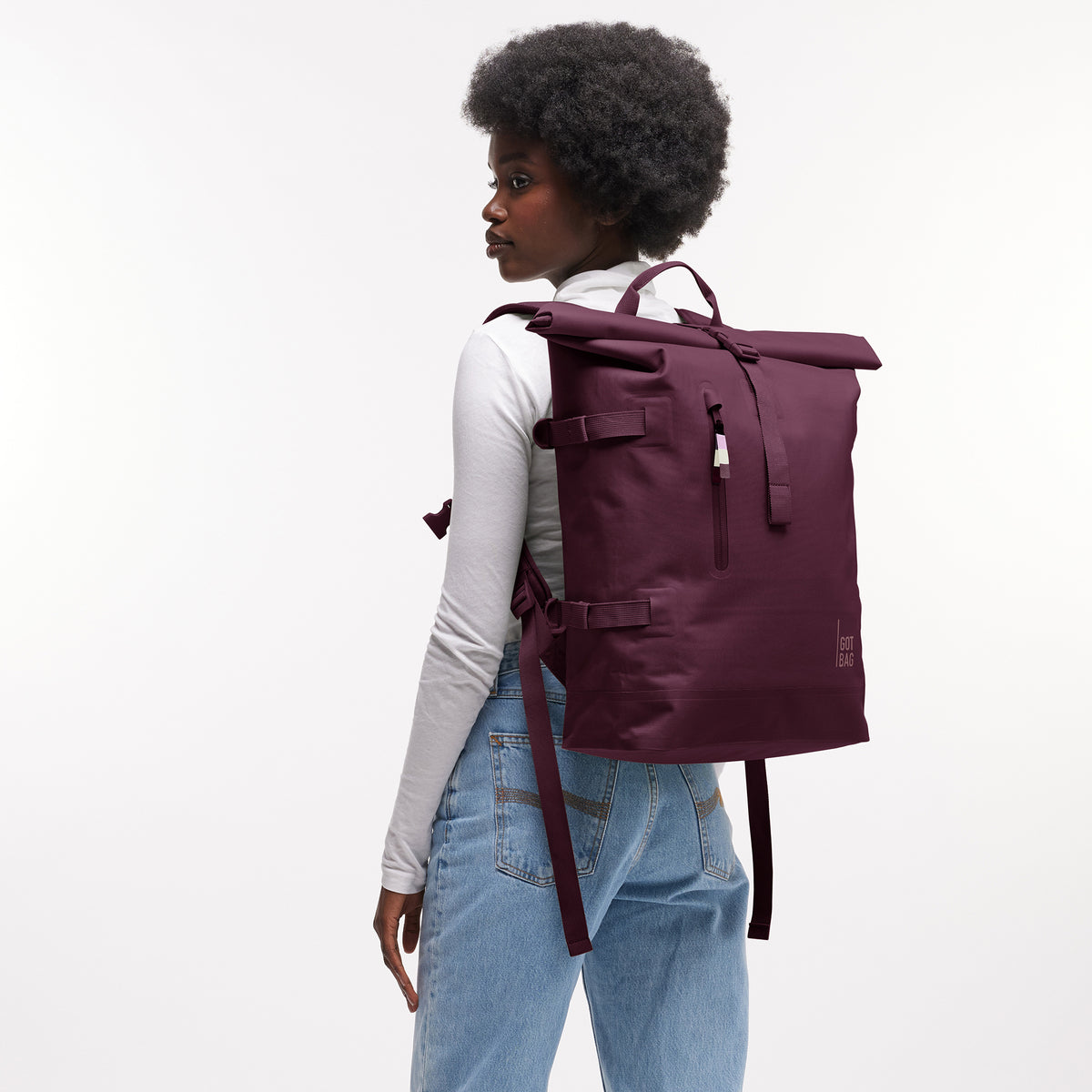 ROLLTOP 2.0 Monochrome Edition Rucksack in kraken (Weinrot) von einer Frau als Rucksack auf dem Rücken getragen.