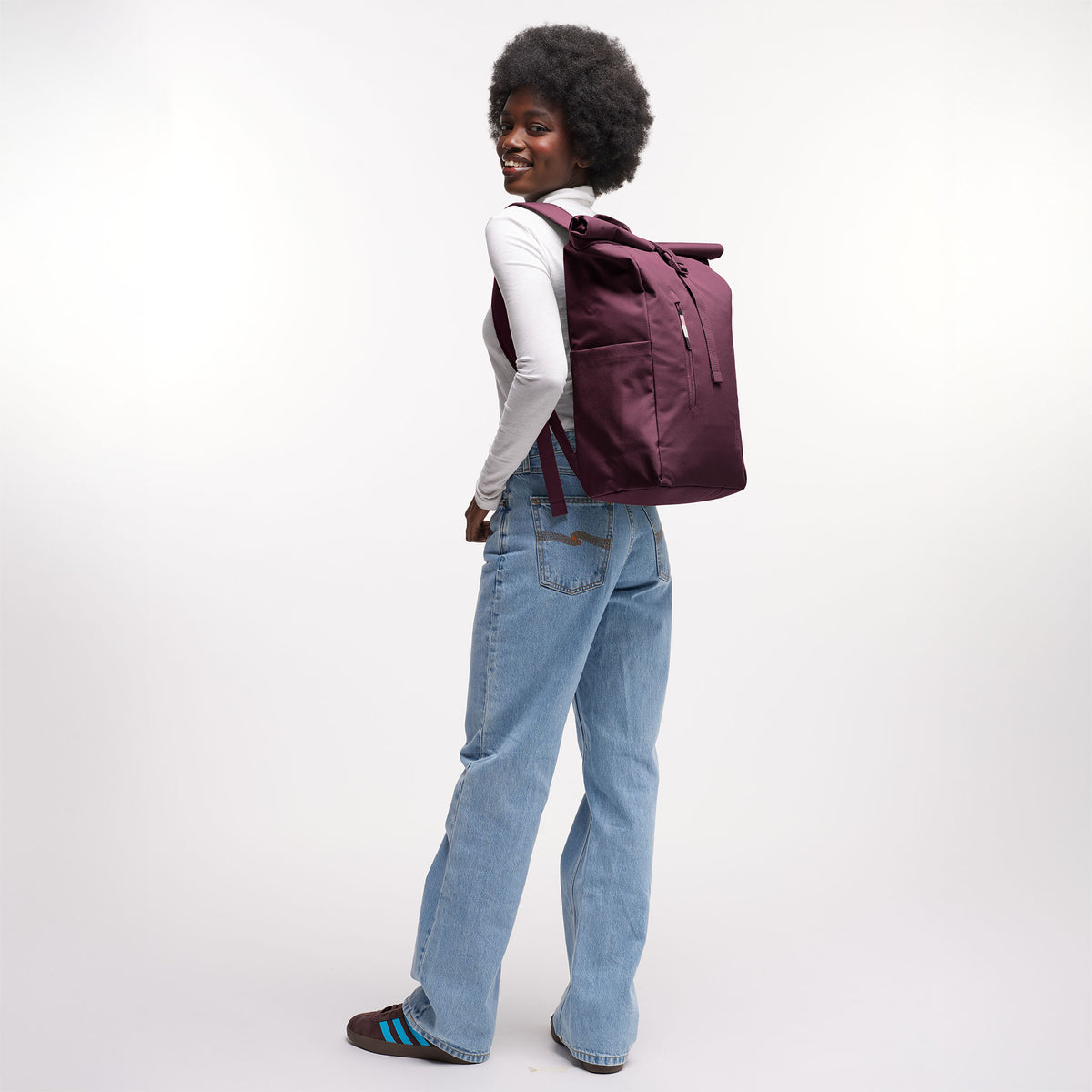 ROLLTOP EASY Rucksack in kraken (Weinrot) von einer Frau auf dem Rücken getragen.