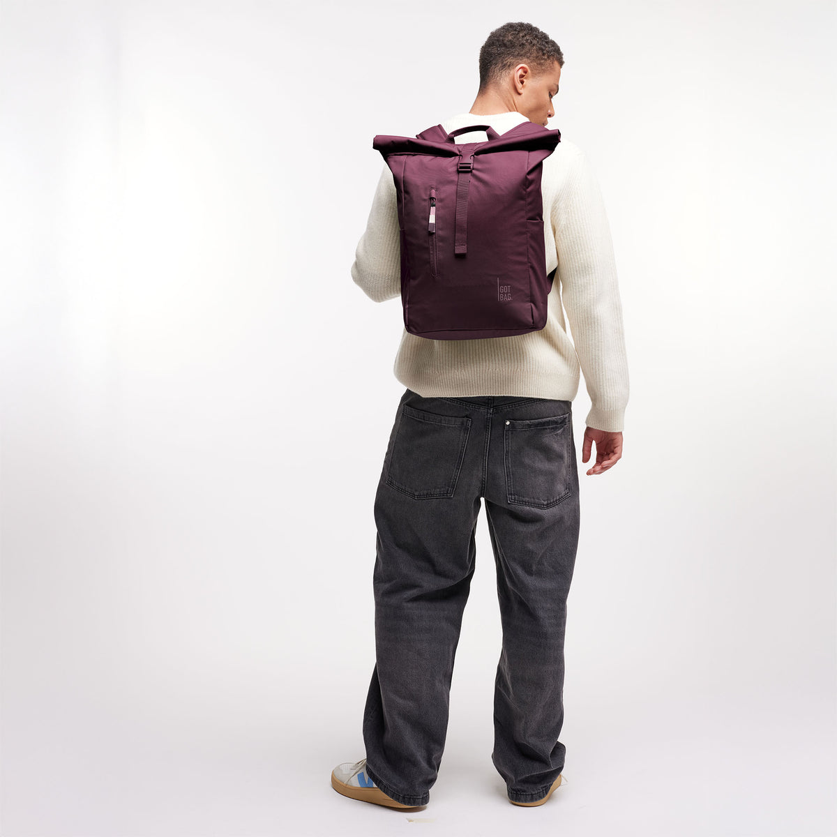 ROLLTOP EASY Rucksack in kraken (Weinrot) von einem Mann als Rucksack auf dem Rücken getragen.