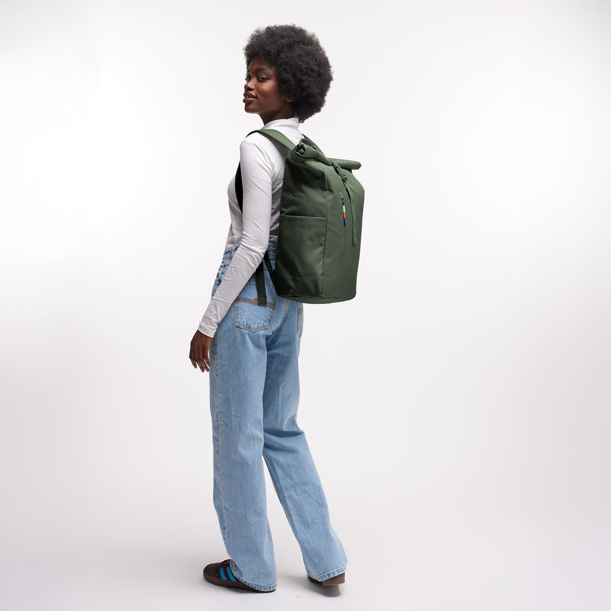ROLLTOP EASY Rucksack in algae (Dunkelgrün mit Graustich) von einer Frau auf dem Rücken getragen.