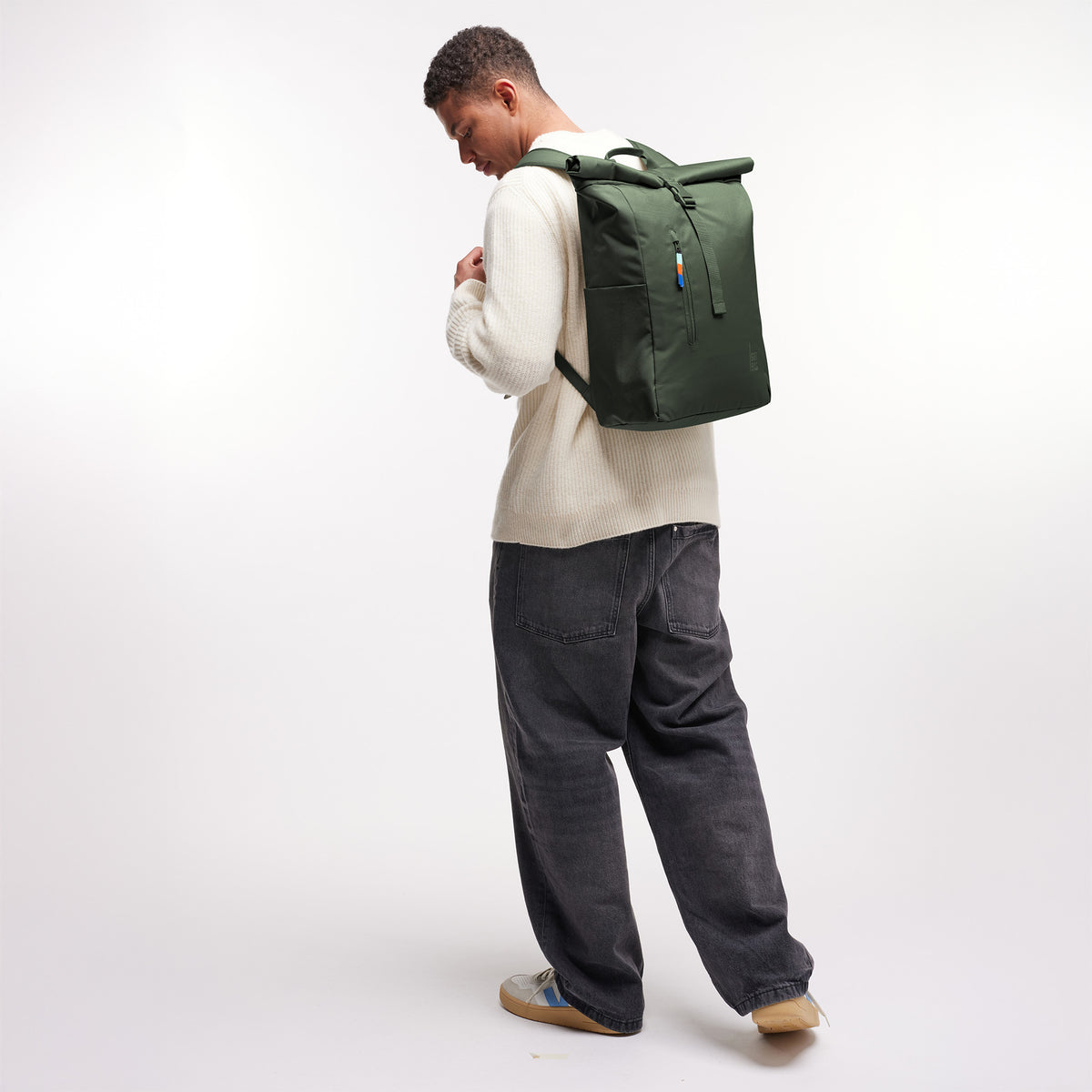 ROLLTOP EASY Rucksack in algae (Dunkelgrün mit Graustich) von einem Mann als Rucksack auf dem Rücken getragen.