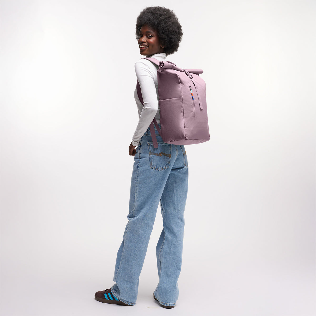 ROLLTOP EASY Rucksack in calamary (Altrosa) von einer Frau als Rucksack auf dem Rücken getragen.