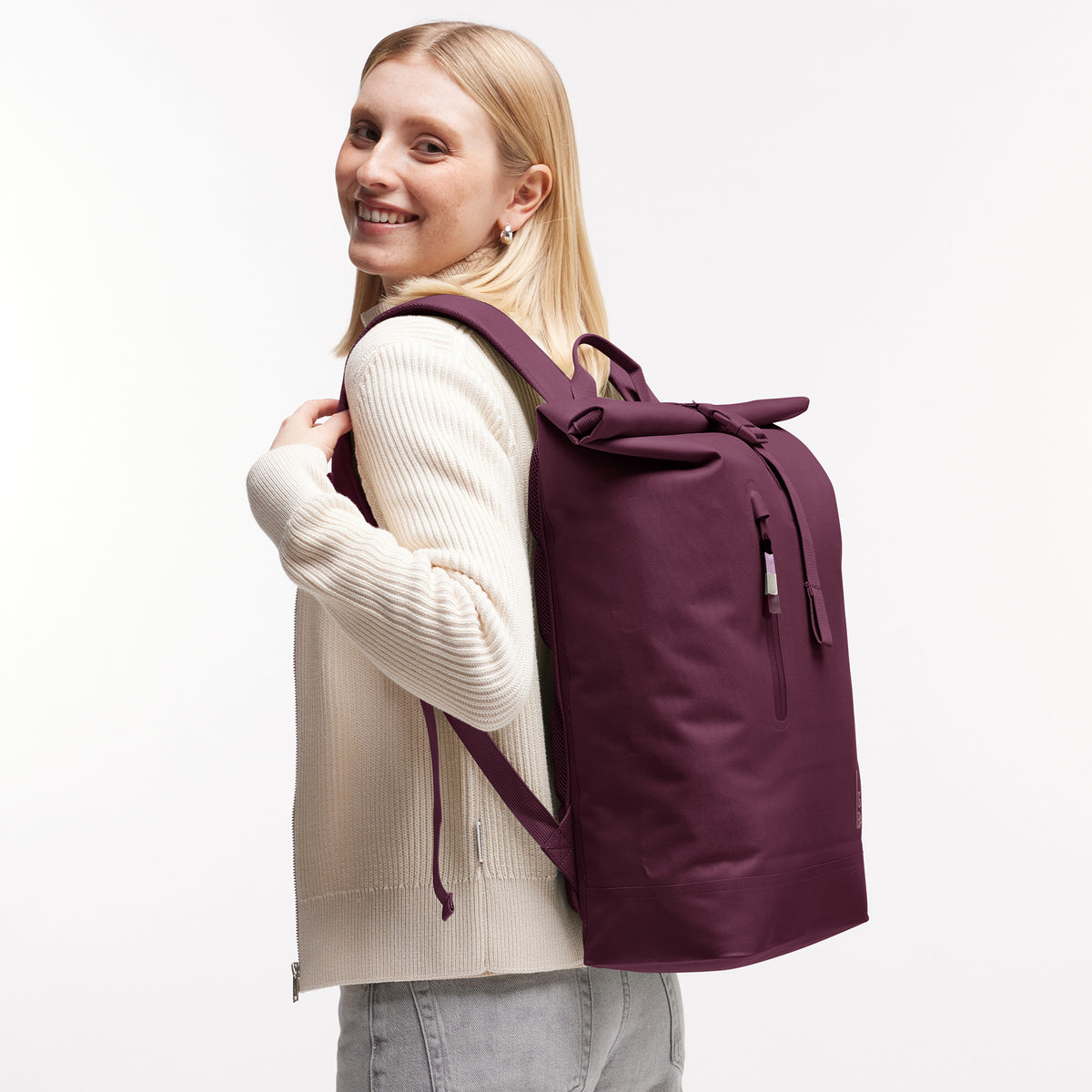 ROLLTOP LITE Rucksack in kraken (Weinrot) von einer Frau auf dem Rücken getragen.