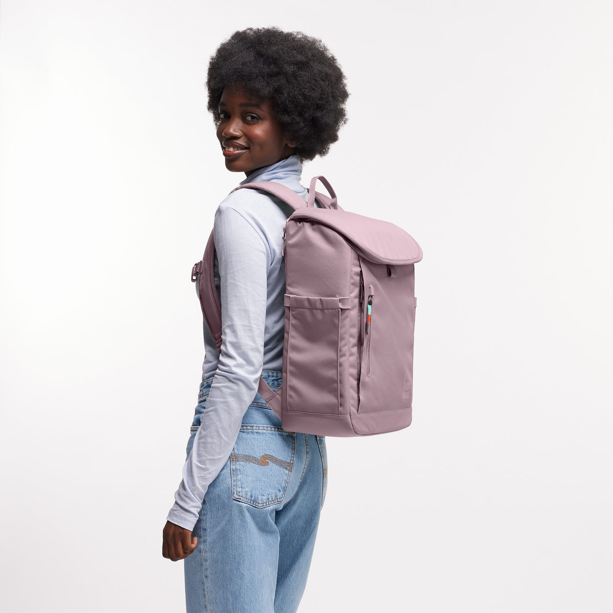 SERENE PACK Rucksack in calamary (Altrosa) von einer Frau als Rucksack auf dem Rücken getragen.