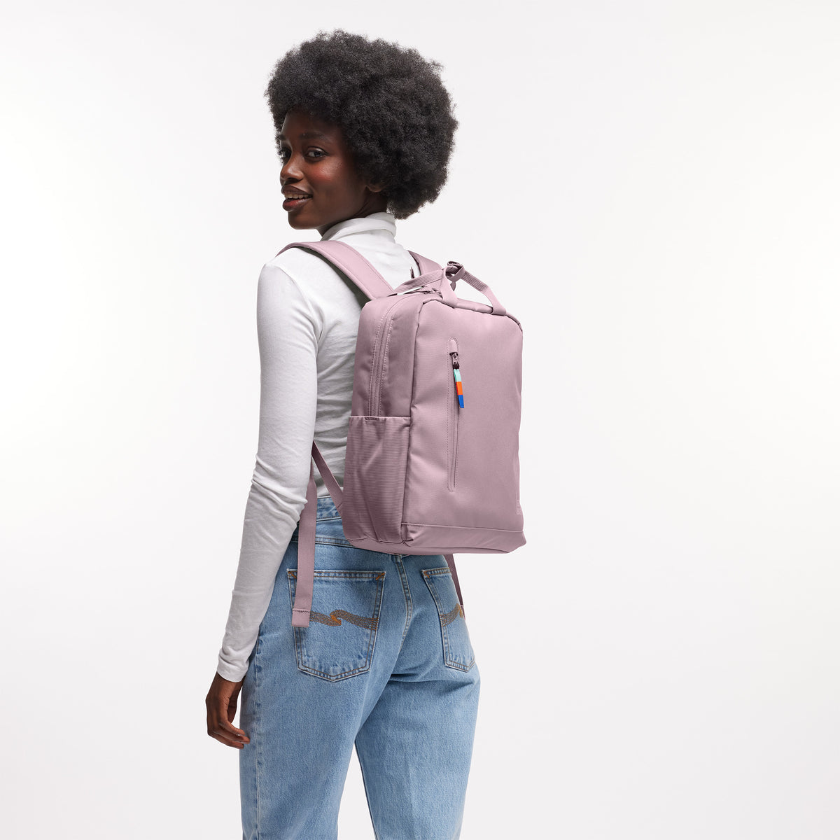 DAYPACK Rucksack in calamary (Altrosa) von einer Frau als Rucksack auf dem Rücken getragen.
