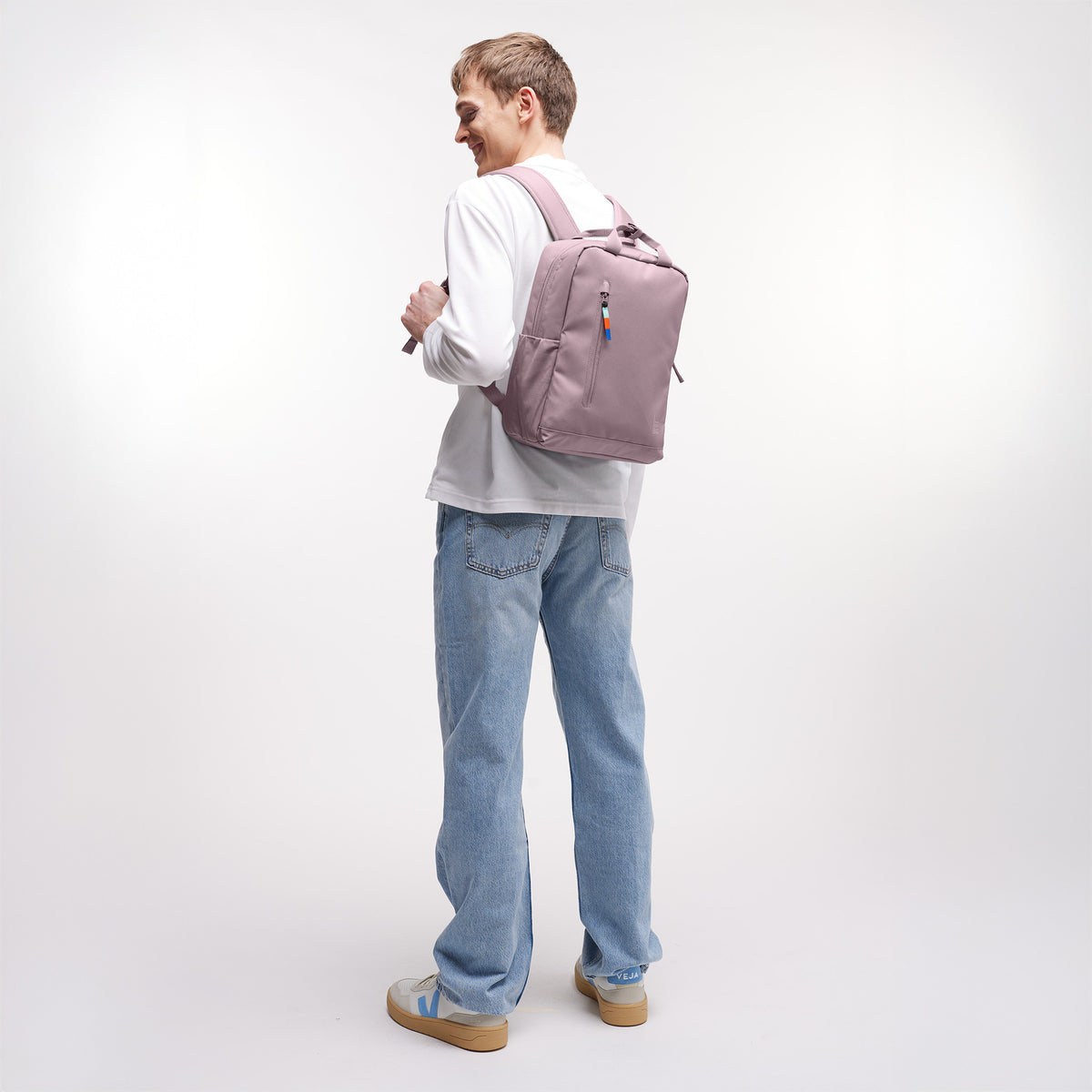 DAYPACK Rucksack in calamary (Altrosa) von einem Mann als Rucksack auf dem Rücken getragen.