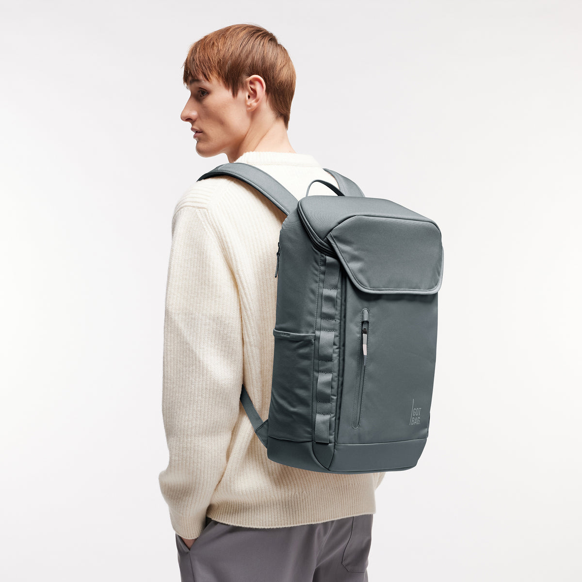 PRO PACK Rucksack in basalt (graues Eisblau) von einem Mann auf dem Rücken getragen.