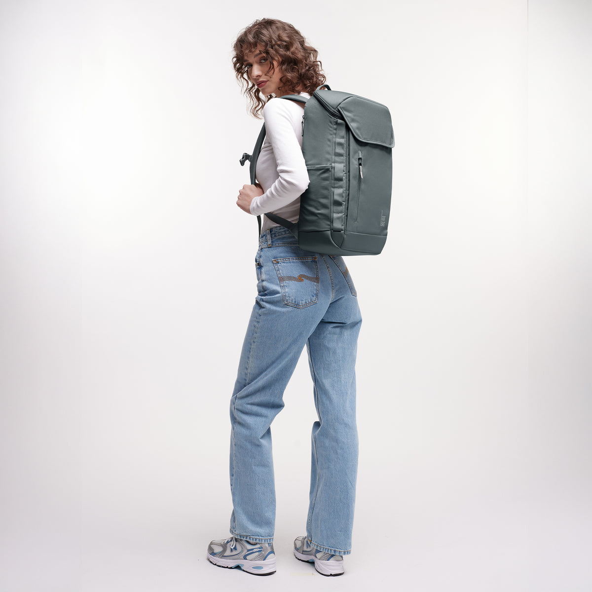 PRO PACK MONOCHROME EDITION Rucksack in basalt (graues Eisblau) von einer Frau auf dem Rücken getragen.