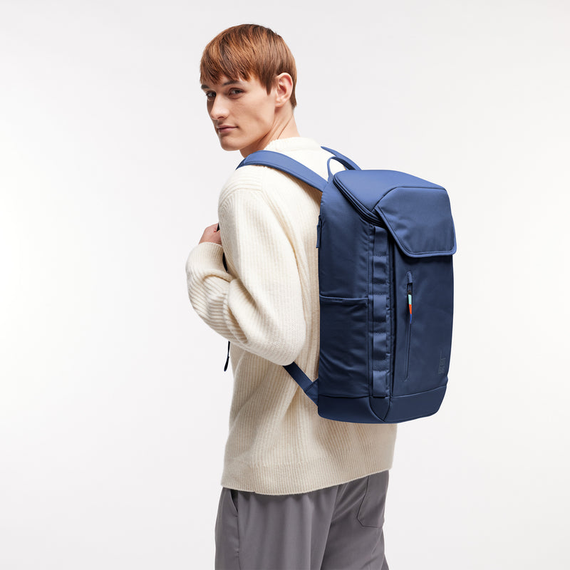 PRO PACK Rucksack in deep ocean (dunkles Marineblau) von einem Mann als Rucksack auf dem Rücken getragen.