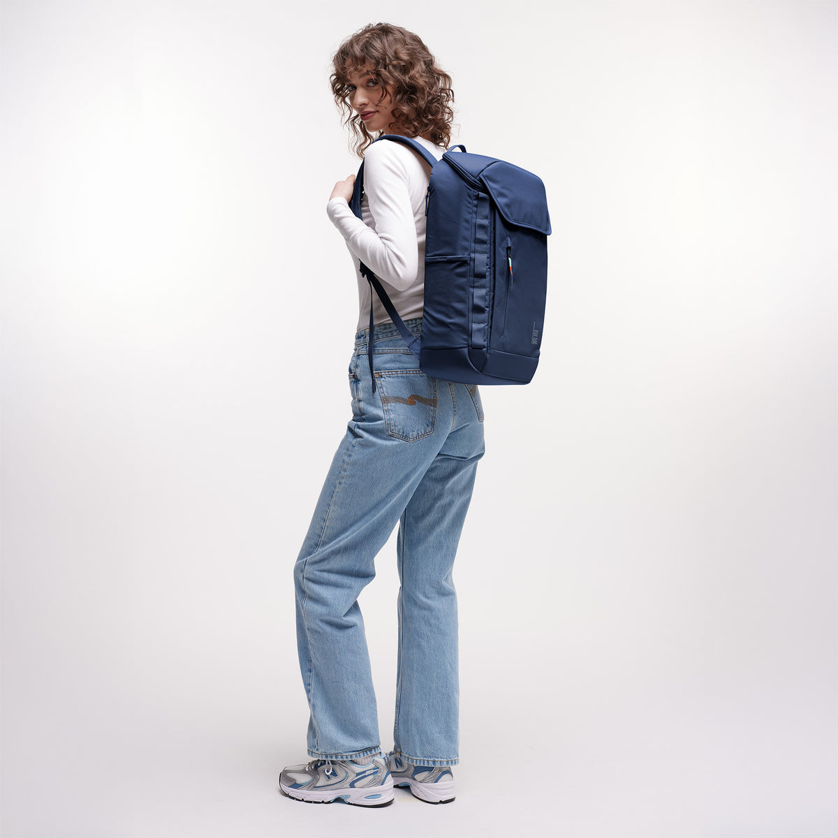 PRO PACK Rucksack in deep ocean (dunkles Marineblau) von einer Frau als Rucksack auf dem Rücken getragen.