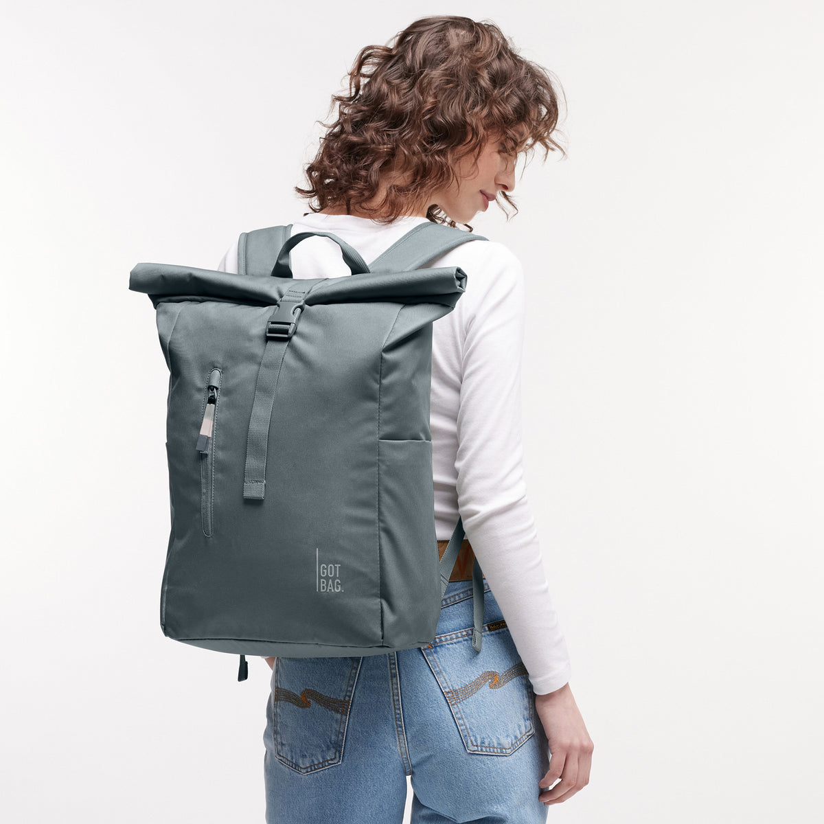 ROLLTOP EASY Rucksack in basalt (graues Eisblau) von einer Frau auf dem Rücken getragen.