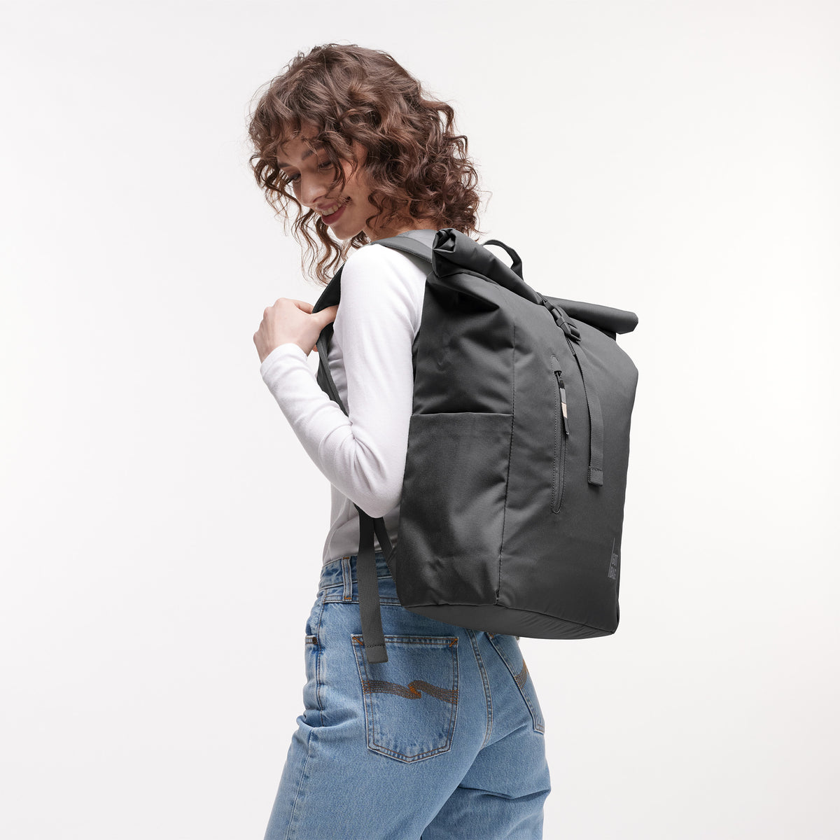 ROLLTOP EASY Rucksack in shark (Dunkelgrau) von einer Frau als Rucksack auf dem Rücken getragen.