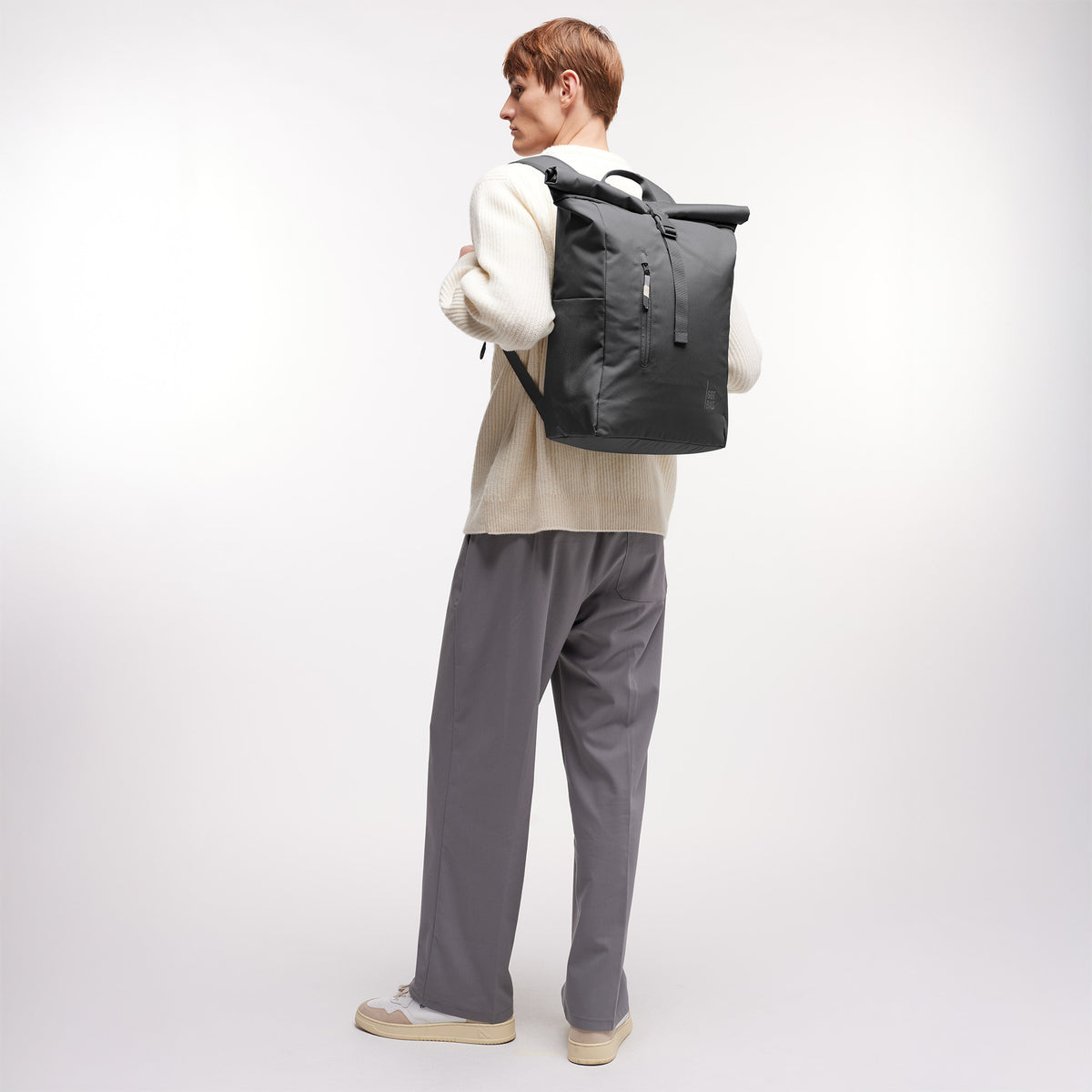 ROLLTOP EASY Rucksack in shark (Dunkelgrau) von einem Mann als Rucksack auf dem Rücken getragen.