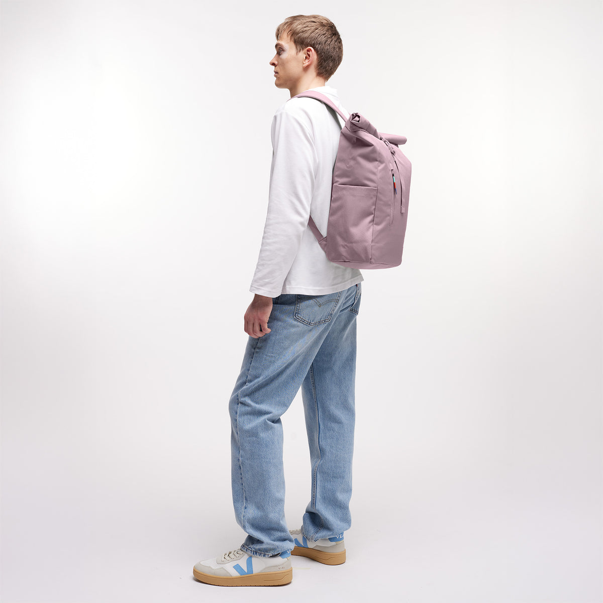 ROLLTOP EASY Rucksack in calamary (Altrosa) von einem Mann auf dem Rücken getragen.
