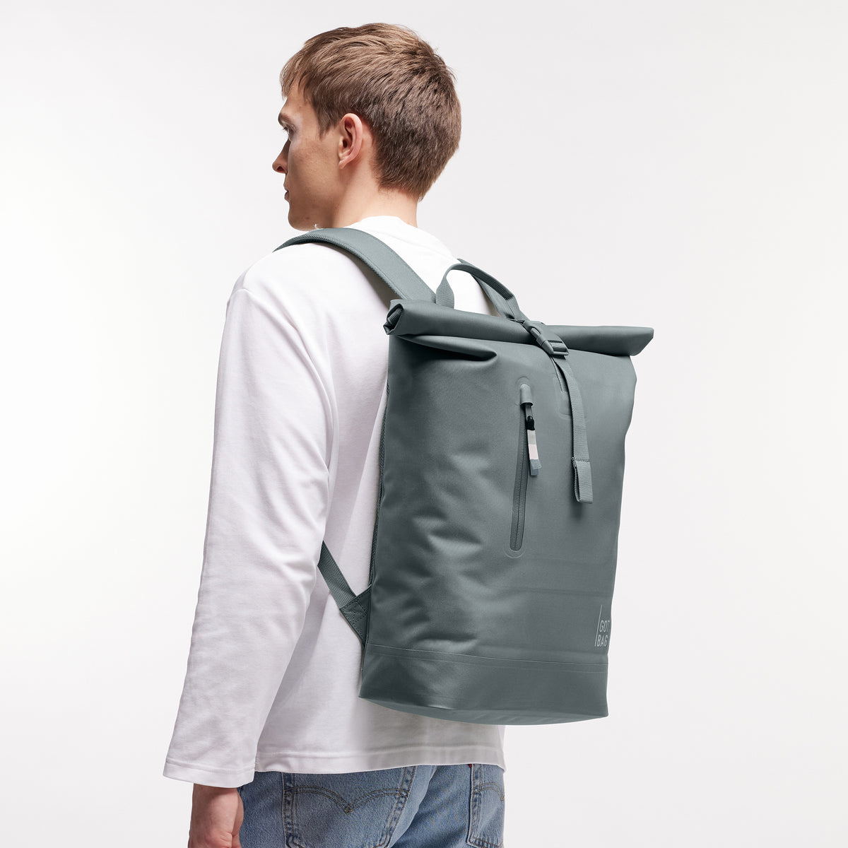 ROLLTOP LITE 2.0 Rucksack in basalt (graues Eisblau) von einem Mann auf dem Rücken getragen.