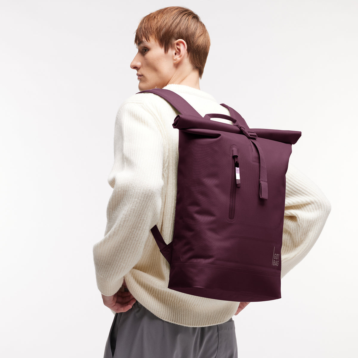 ROLLTOP LITE 2.0 MONOCHROME EDITION Rucksack in kraken (Weinrot) von einem Mann als Rucksack auf dem Rücken getragen.