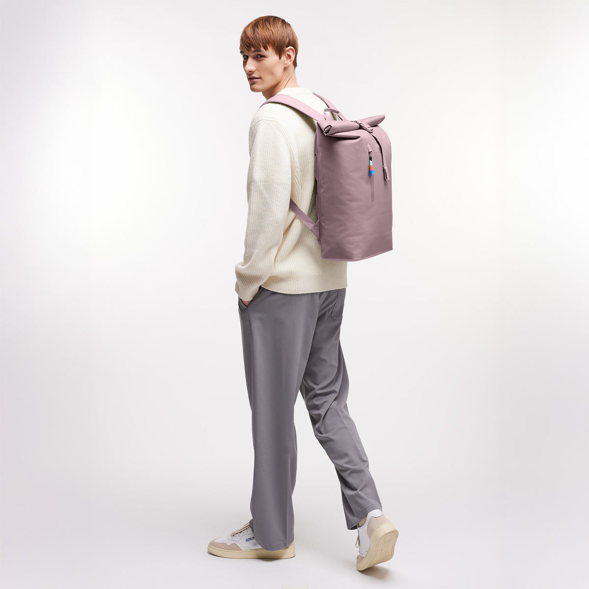 ROLLTOP LITE 2.0 Rucksack in calamary (Altrosa) von einem Mann auf dem Rücken getragen.