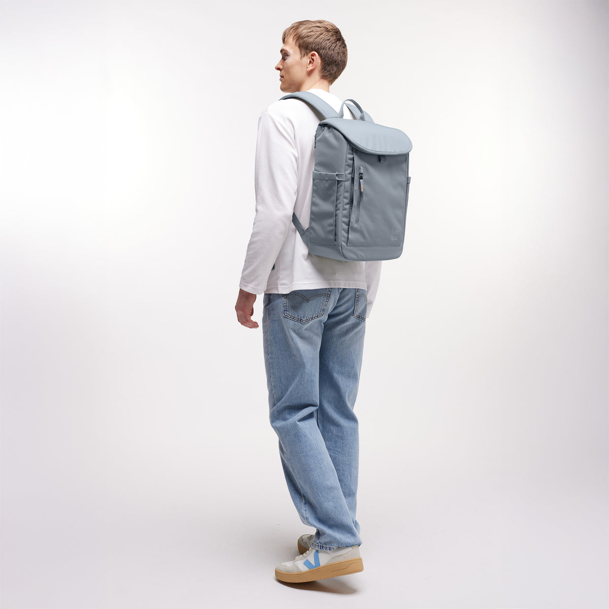 SERENE PACK Monochrome Edition Rucksack in marlin (grau-blau) von einem Mann als Rucksack auf dem Rücken getragen.