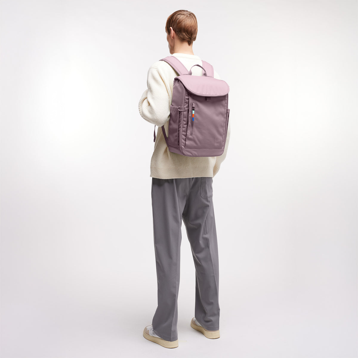 SERENE PACK Rucksack in calamary (Altrosa) von einem Mann als Rucksack auf dem Rücken getragen.