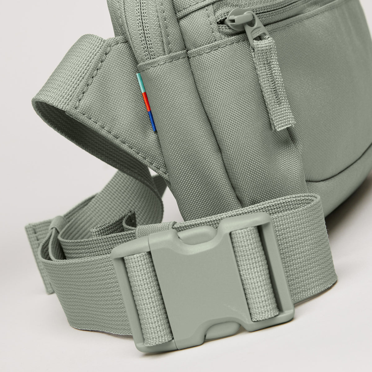 SLING BAG SMALL Tasche in bass (Salbeigrün) als Detailaufnahme.