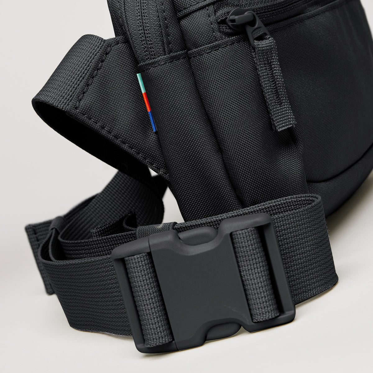 SLING BAG SMALL Tasche in black (Schwarz) als Detailaufnahme.