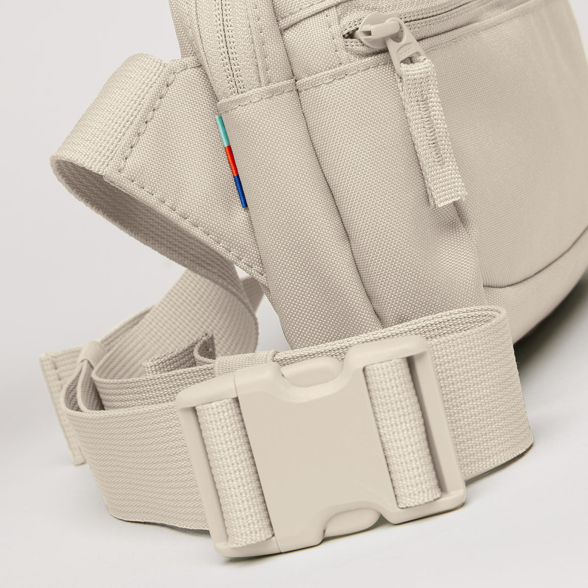 SLING BAG SMALL Tasche in soft shell (warmes Cremeweiß), Detailaufnahme.
