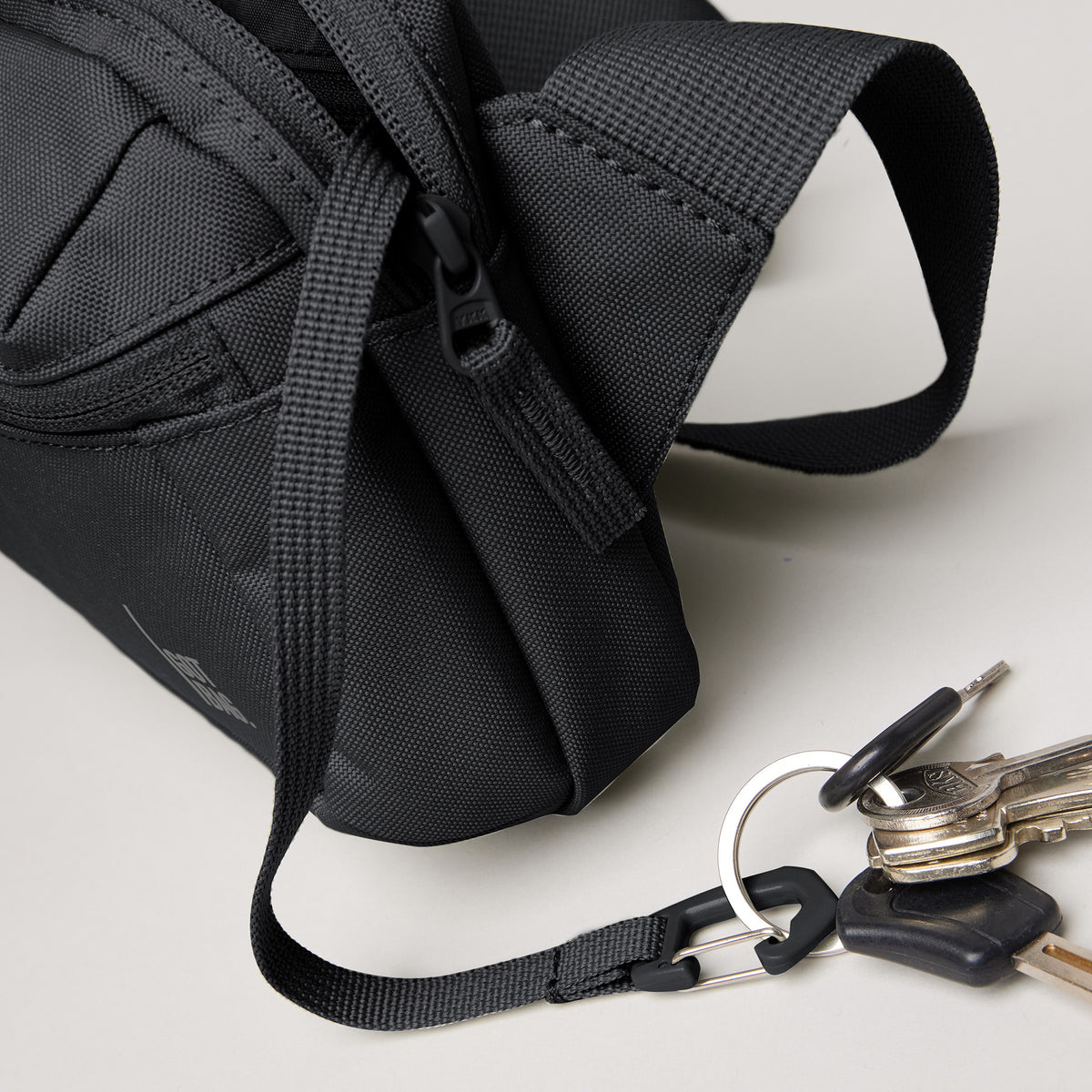 SLING BAG Tasche in black (Schwarz) als Detailaufnahme.