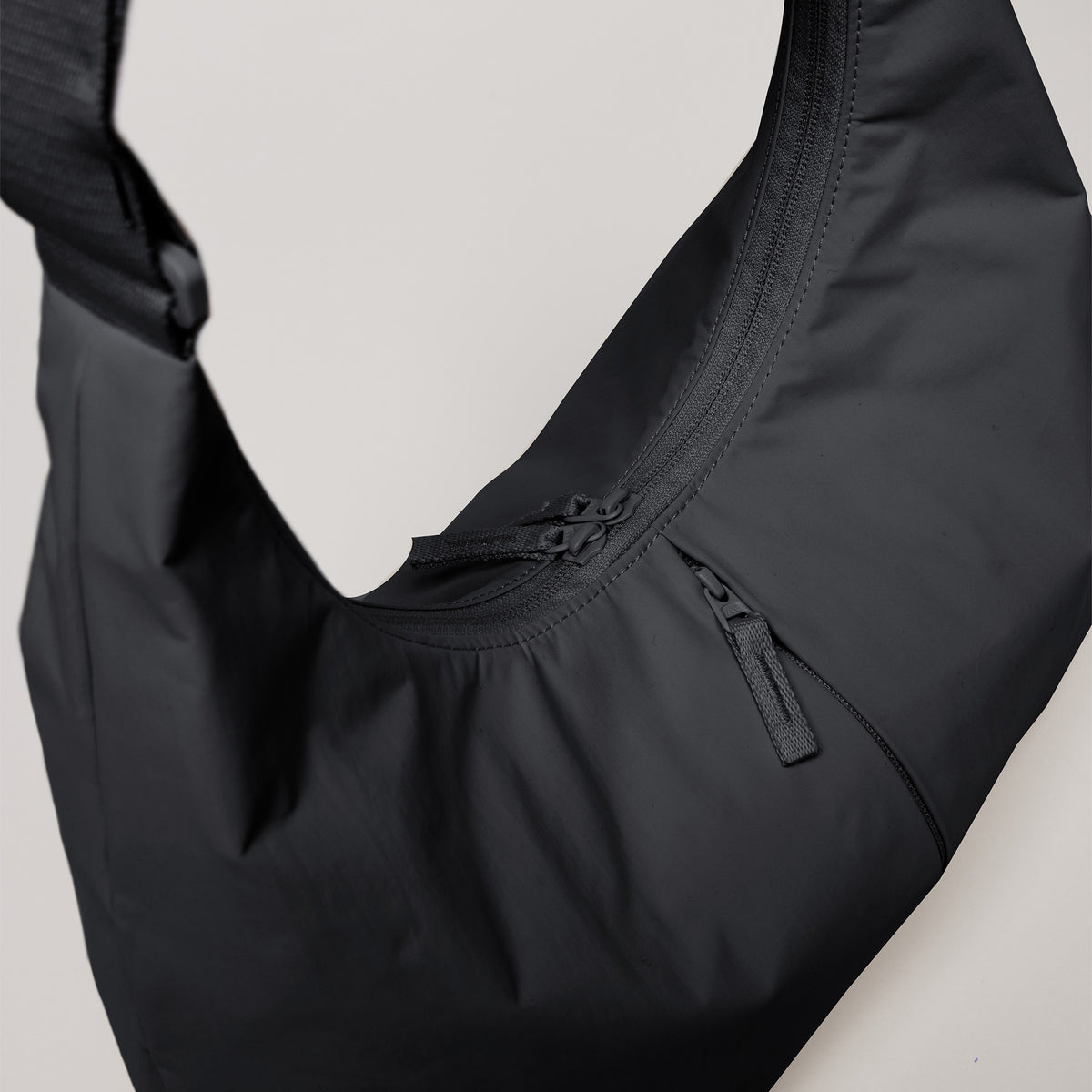 T SHAPE BAG MINI Tasche in black (Schwarz) als Detailaufnahme.