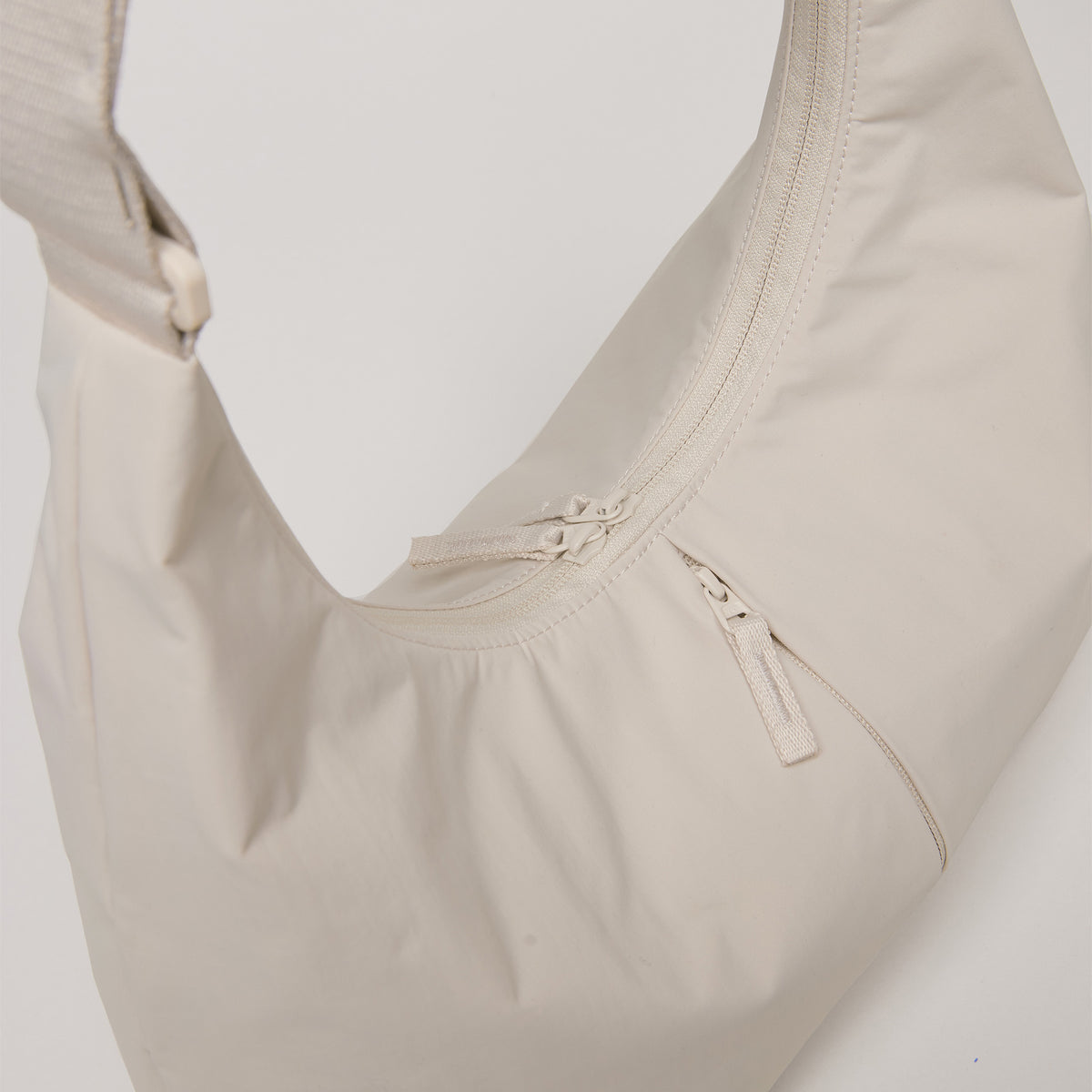 T SHAPE BAG MINI Tasche in soft shell (warmes Cremeweiß) als Detailaufnahme.