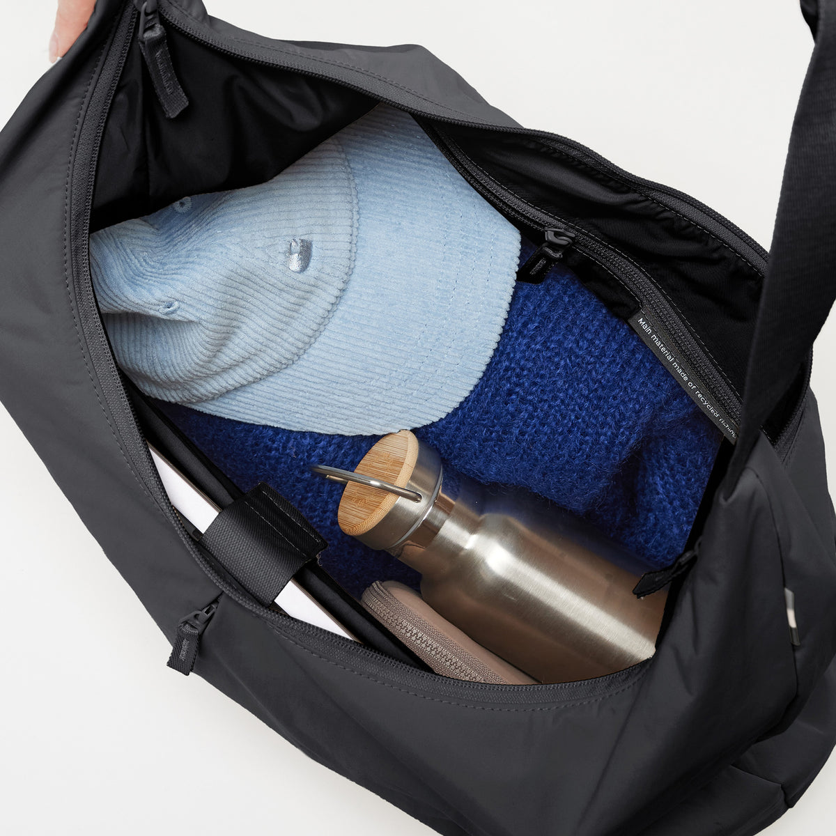 T-SHAPE BAG Tasche in black (Schwarz) als Detailaufnahme des geöffneten Innenraums.