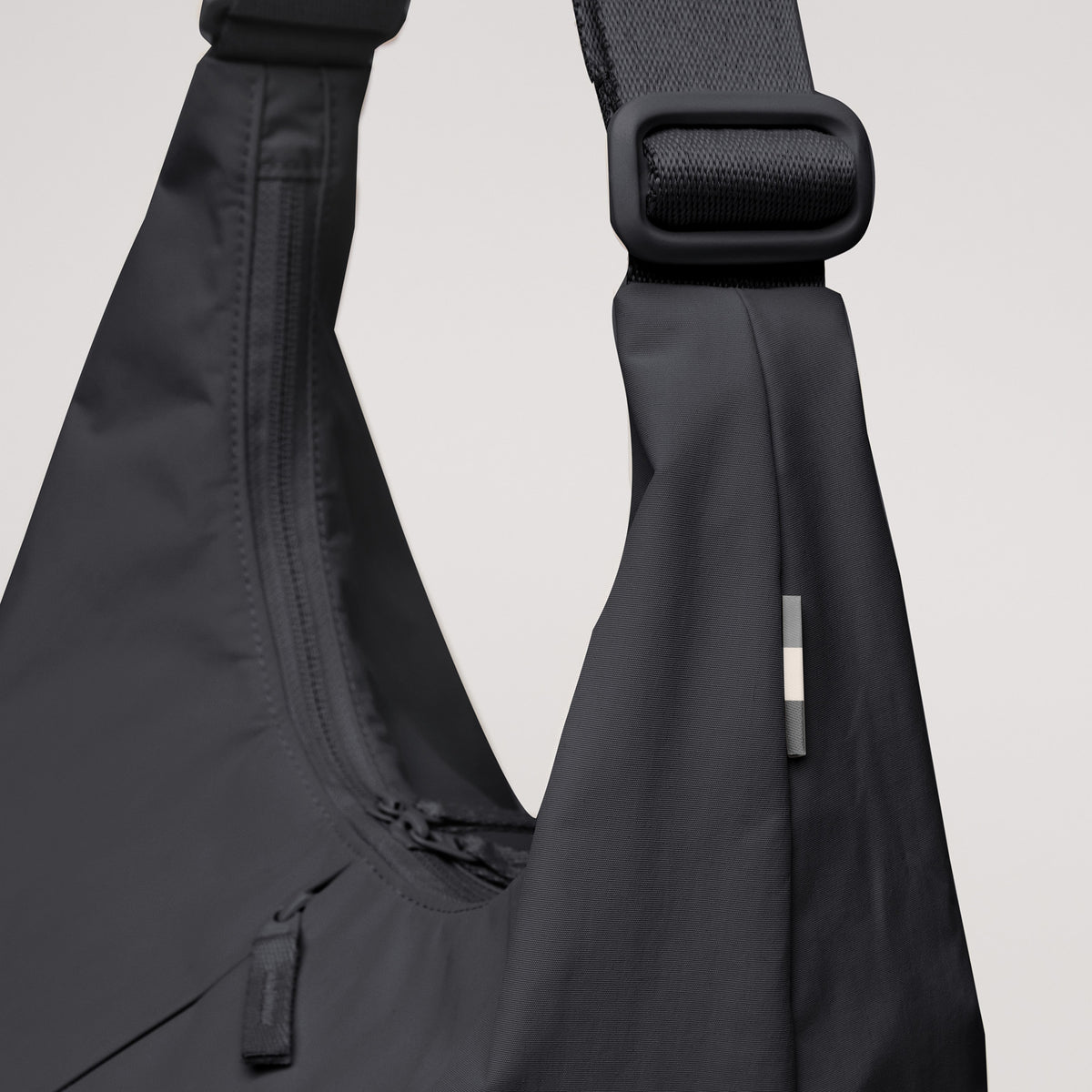 T-SHAPE BAG Tasche in black (Schwarz) als Detailaufnahme.