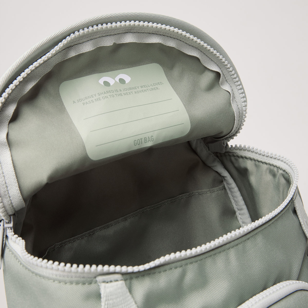 KIDS ADVENTURE DAYPACK Rucksack in bass (Salbeigrün), offener Innenraum mit Label.