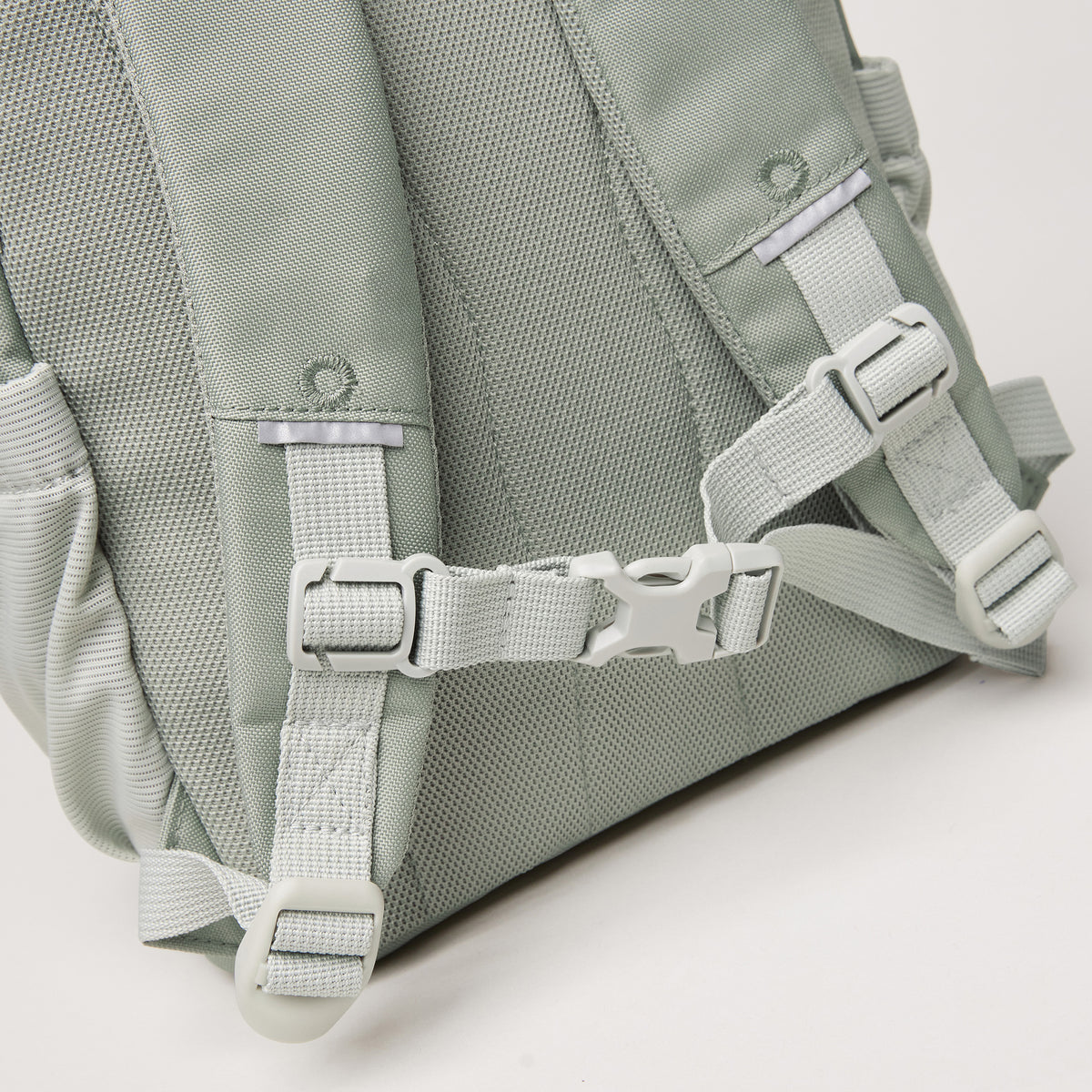 KIDS ADVENTURE DAYPACK Rucksack in bass (Salbeigrün) als Detailaufnahme der Rückseite.