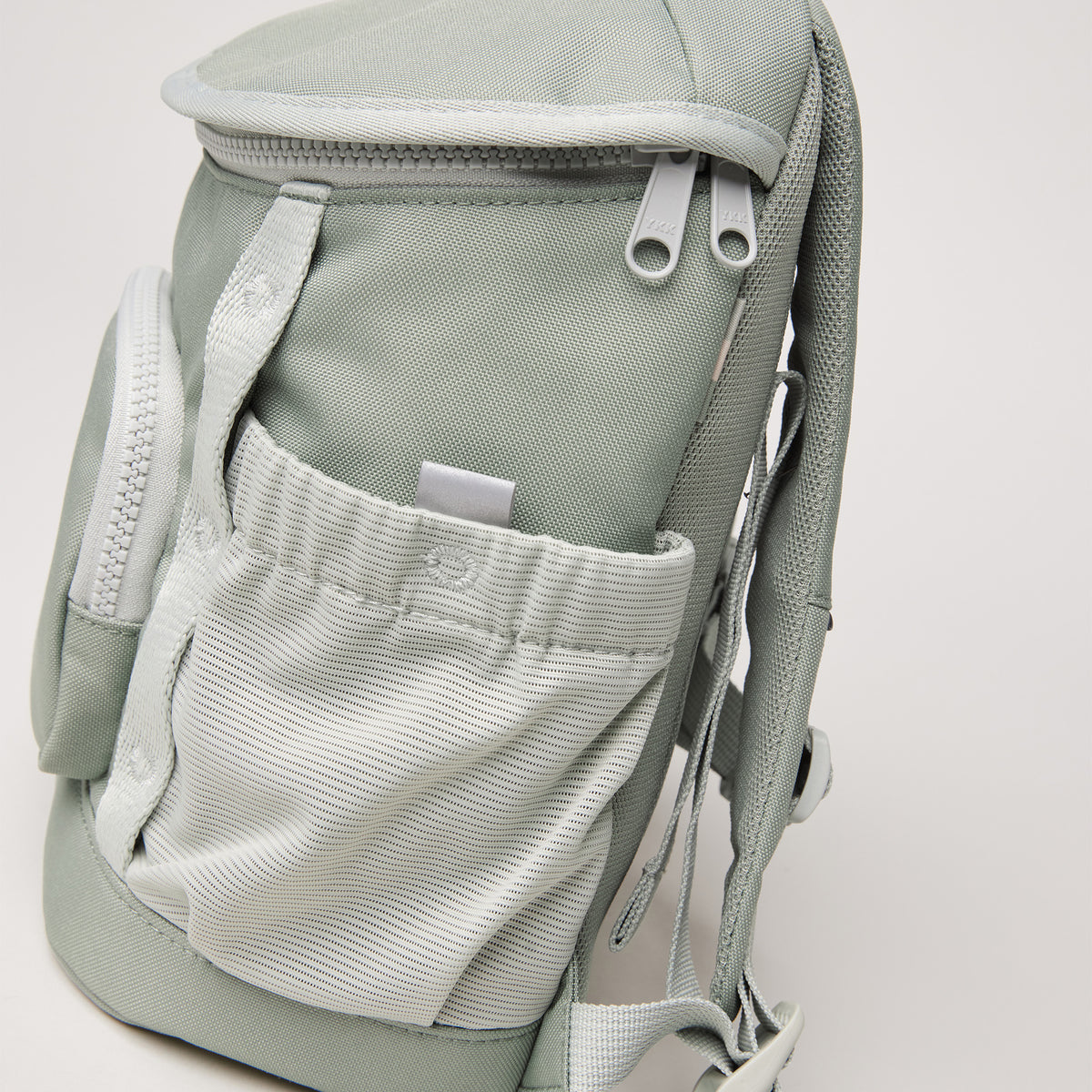 KIDS ADVENTURE DAYPACK Rucksack in bass (Salbeigrün) als Detailaufnahme.