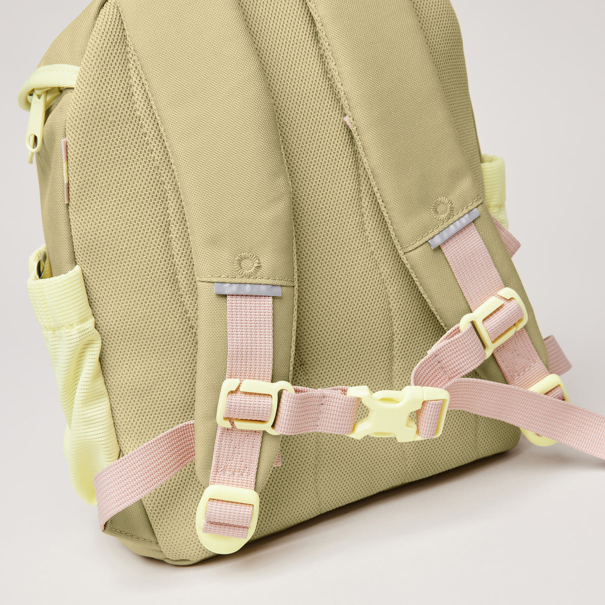 KIDS ADVENTURE DAYPACK Rucksack in nori (pastellfarbenes Pistaziengrün), Detailansicht der Rückseite.