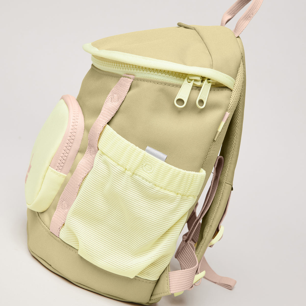 KIDS ADVENTURE DAYPACK Rucksack in nori (pastellfarbenes Pistaziengrün) als Detailaufnahme in Seitenansicht.