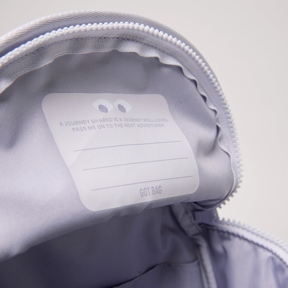 KIDS ADVENTURE DAYPACK Rucksack in purple coral (pastellfarbenes helles Flieder) als Detailaufnahme des Innenraums.