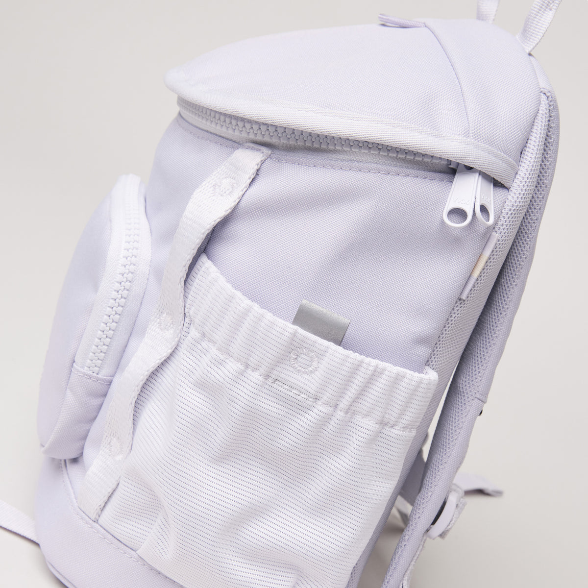 KIDS ADVENTURE DAYPACK Rucksack in purple coral (pastellfarbenes helles Flieder) als Detailaufnahme.