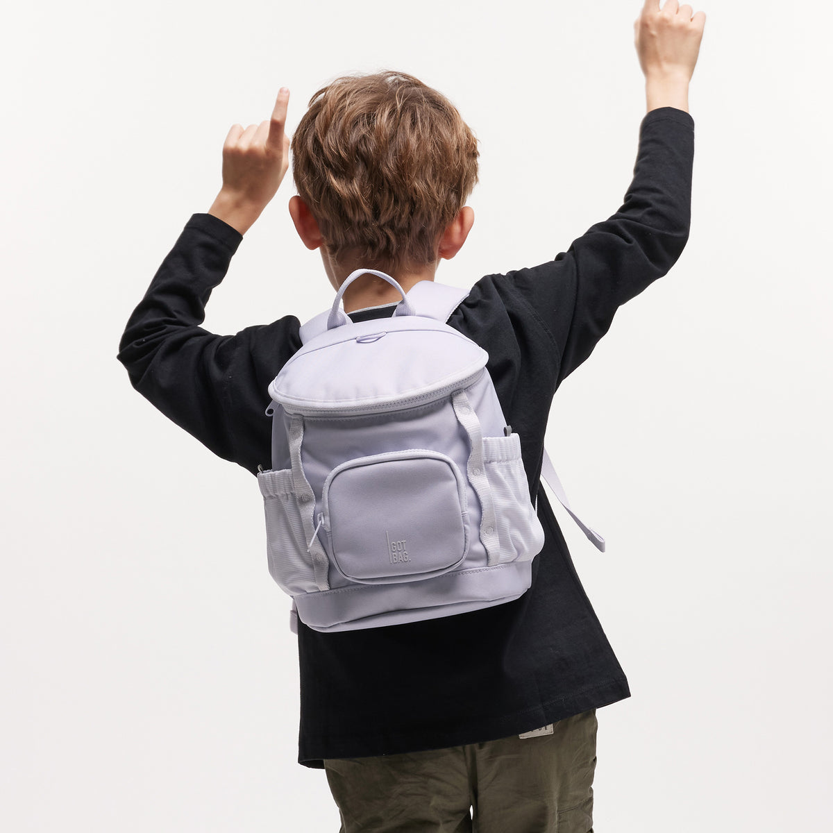 KIDS ADVENTURE DAYPACK Rucksack in purple coral (pastellfarbenes helles Flieder) auf dem Rücken getragen.