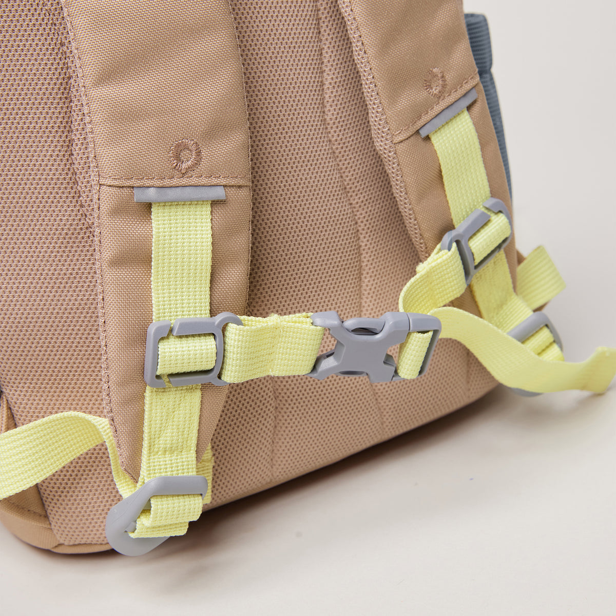 KIDS ADVENTURE DAYPACK Rucksack in sandbar (warmes Beige mit rötlichem Unterton), Detailaufnahme der Rückseite.