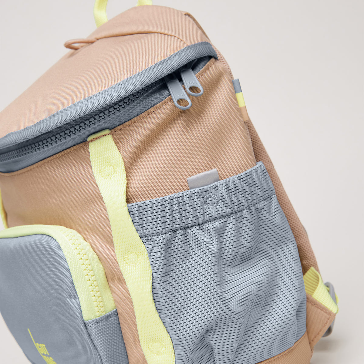 KIDS ADVENTURE DAYPACK Rucksack in sandbar (warmes Beige mit rötlichem Unterton) als Detailaufnahme.