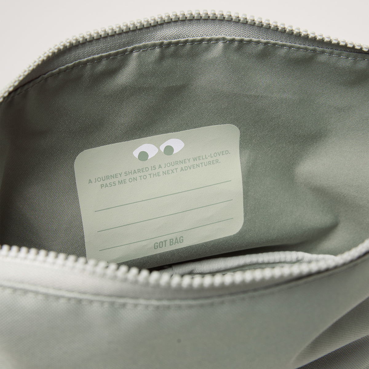 KIDS ADVENTURE ROLLTOP Rucksack in bass (Salbeigrün), Detailaufnahme des Innenetiketts.