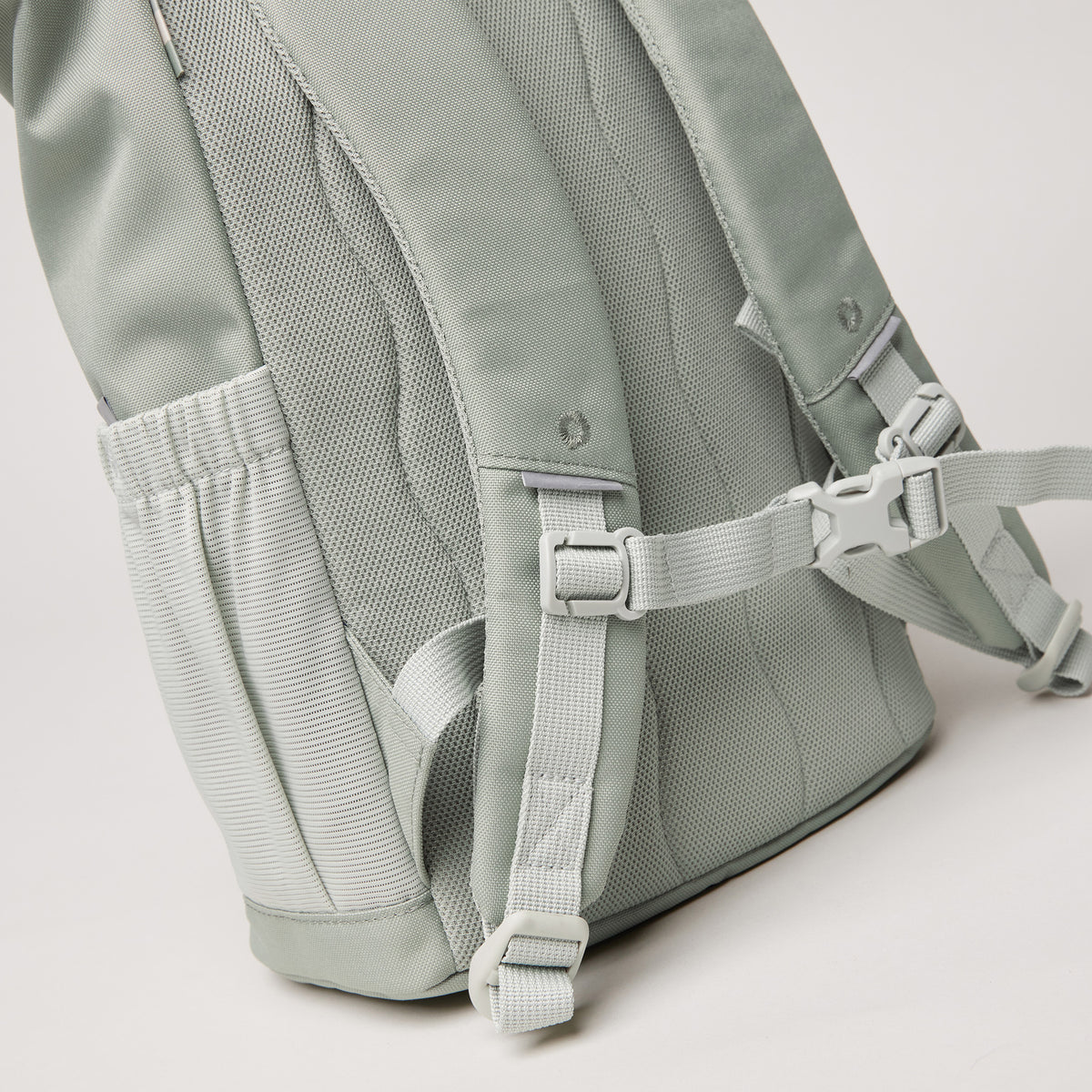 KIDS ADVENTURE ROLLTOP Rucksack in bass (Salbeigrün) als Detailaufnahme der Rückseite.